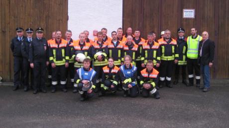 Nach überstandener Inspektion präsentiert sich die aktive Feuerwehr Lauterbach-Hellersberg mit den Feuerwehr-Offiziellen.  	