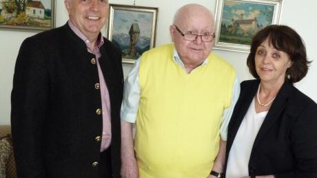 Man sieht ihm seine 90 Lebensjahre kaum an: Wilhelm Müller, auf unserem Foto mit seiner Tochter Ulrike Busch (rechts) und Bürgermeister Anton Birle (links) an seinem Jubeltag. 	