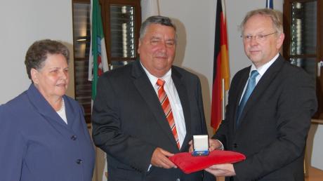 Bürgermeister Georg Schwarz (rechts) verlieh Johannes Schropp die Silberne Bürgermedaille. Links im Bild Schropps Frau Martha. 	