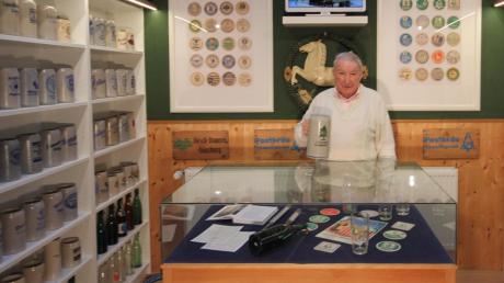 Heimatvereinsvorsitzender Manfred Göttner präsentiert ein Archivstück aus der Sammlung historischer Bierkrüge.  	