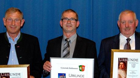 Johann Haugg (von links), Gerhard Glogger und Oswald Mayer wurden für ihre Verdienste um die Gemeinde Balzhausen mit der Abt-Gaßner-Medaille ausgezeichnet. Glogger erhielt noch den Titel Alt-Bürgermeister verliehen. Zur Feierstunde waren rund 100 Besucher gekommen. 