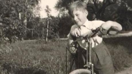 Der zehnjährige Ludwig Gschwind mit seinem geflickten Fahrrad in Nördlingen. 