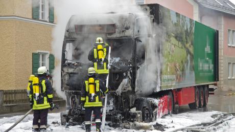 Vollkommen ausgebrannt ist die Zugmaschine eines Sattelzuges gestern früh in der Bahnhofstraße in Thannhausen. 