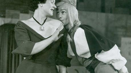 Endlich beim Theater: Robert Naegele in Ulm 1951 mit Erika Wackernagel in dem Stück „Was ihr wollt“ von Shakespeare. 	