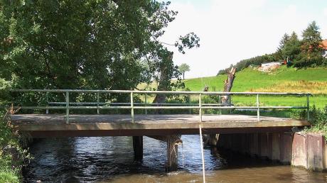 Diese Kammelbrücke östlich von Haupeltshofen muss saniert werden, da die Tragkraft nicht mehr gewährleistet ist. Im Schadensfalle haftet die Gemeinde. 	