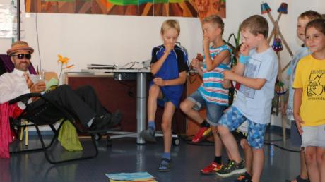 „Der Ruhestand ist cool, in einem Liegestuhl“, so verabschiedeten die Kinder der Hyazinth-Wäckerle-Grundschule ihren Schulleiter Fritz Braun.  	
