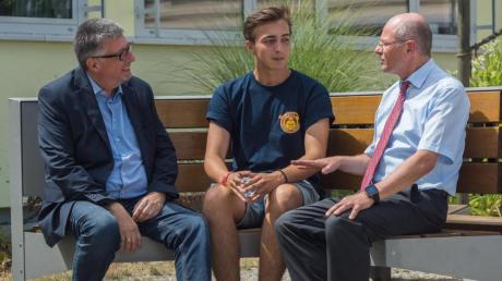 Der bisherige Schulleiter Otto Behrens (rechts) im Gespräch mit seinem Nachfolger Eberhard Lechner und Schülersprecher Niklas Mayer.