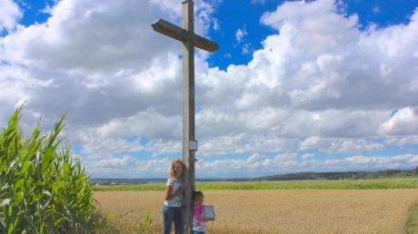 Dieser Blick ist echt die Höhe: Das Feldkreuz auf dem Höhenweg bei Behlingen soll Teil einer neuen Wandertour für Kinder werden, die Katja Schnatterer sich ausgedacht hat. Ihre sieben Jahre alte Tochter Hanna will ihr bei dem Vorhaben helfen.
