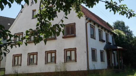 Die ehemalige Hofstelle von Pfarrer Frick in Deisenhausen soll bald abgerissen werden. Auf dem Areal des leer stehenden Bauernhauses entstehen neue Bauplätze.