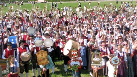 Die Instrumente hoch hieß es beim Gemeinschaftschor im Rahmen des großen Bezirksmusikfestes in Aletshausen. Drei Tage stand die Gemeinde ganz im Zeichen der Blasmusik, es kamen Tausende von Besuchern. 