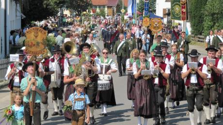 Rund 80 Gruppen nahmen am Sonntag am großen Umzug des Bezirksmusikfestes in Aletshausen teil. Drei Tage lang wurde in der Gemeinde Aletshausen mit Blasmusik nonstop gefeiert.  	