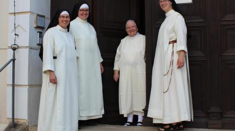 Priorin Schwester Amanda (Zweite von rechts) begrüßt drei neue Schwestern im Kloster Wettenhausen (von links): Schwester Lucia, Schwester Theresia und Schwester Mechthild.