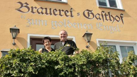 Irmgard und Johann Mayer betreiben den Gasthof Zum goldenen Engel in Waldstetten. Zum Betrieb gehört auch eine kleine Brauerei, in der nach alter Tradition frische Biere hergestellt werden. 