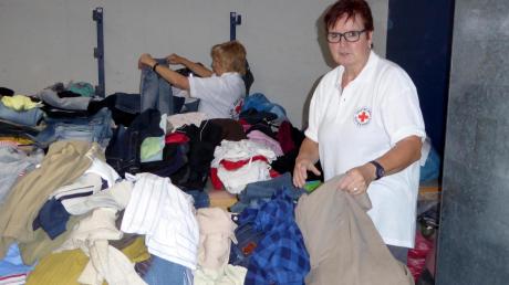 Unmengen von Kleidern haben die ehrenamtlichen Helfer der Rotkreuz-Läden aussortiert. Sie bitten darum, dass nur einwandfreie und saubere Kleidung abgegeben wird. Denn schmutzige oder kaputte Kleidung macht den Ehrenamtlichen zusätzliche Arbeit.  	
