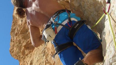 In der Vertikalen: Markus Schropp (Trainer C im Sportklettern beim Alpenverein) beim Klettern auf der Mittelmeerinsel Mallorca.  	