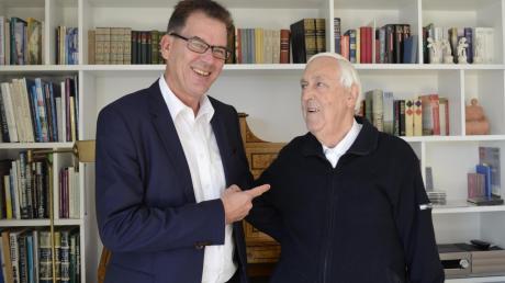 Zu Besuch bei dem alten Freund und Förderer. Gerd Müller (links) und Karl Kling im Wohnzimmer der Familie Kling in Krumbach. Müller wurde 1955 in Krumbach geboren und war von 1978 bis 1988 Zweiter Bürgermeister der Stadt.  	