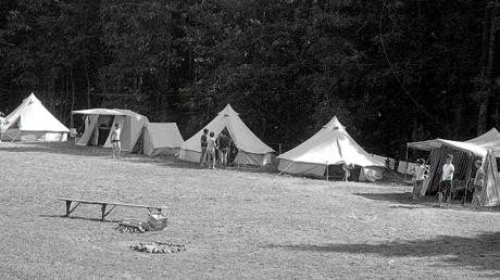 Die Zeltlager der Pfadfinder besaßen zur Gründerzeit des Stammes Krumbach vor 65 Jahren noch einen großen Stellenwert. Heute sind sie nur noch Teil der Freizeitbetätigung, da zwar die Ziele gleich geblieben sind, die Jugendarbeit aber eine andere ist. Unser Bild zeigt ein Jugendlager nahe Breitenbrunn in den 50er-Jahren.  	