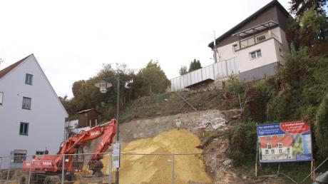 Ein Haus oberhalb der Stadtstraße in Burgau droht abzurutschen. Grund dafür sind die Bauarbeiten für ein Mehrfamilienhaus. 