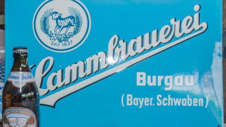 Mit solchen blauen Emailleschildern wurde einst für das Burgauer Lammbräu geworben. Jetzt ist die Traditionsmarke wieder auferstanden.