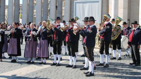 Die Nattenhauser Musikanten spielten auf dem Petersplatz. Zuvor hatten sie den emeritierten Papst Benedikt XVI mit der Bayernhymne erfreut.  	