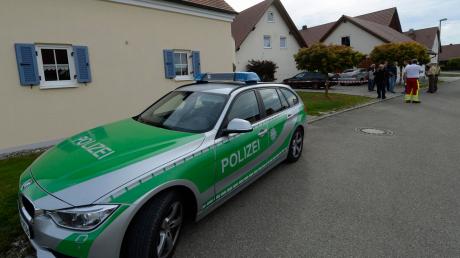 Polizei und Rettungskräfte waren am Dienstagnachmittag in Ellzee im Einsatz. Offenbar wurde eine Person bei einer Beziehungstat lebensgefährlich verletzt.  	