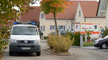 Ein Großaufgebot an Polizei und Rettungskräften fuhr am Dienstagnachmittag in dem Wohngebiet in Ellzee vor.  	