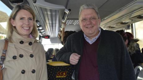 Attraktivität und Sicherheit des öffentlichen Personennahverkehrs liegen ihnen am Herzen: stellvertretende Landrätin Monika Wiesmüller-Schwab und Busunternehmer Josef Brandner.  	