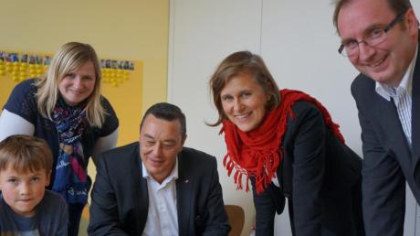 Im Hort (von links): Leiterin Maria Wagner, SPD-Ortsvorsitzender Achim Fißl, SPD-Landtagsabgeordnete Simone Strohmayr und Pfarrer Josef Baur. 	
