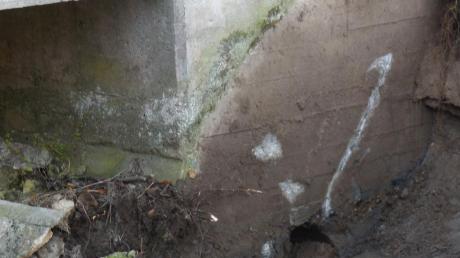 Böse Überraschung. Bei Sanierungsarbeiten am Schwarzbach wurde entdeckt, dass Biber das Fundament einer Brücke untergraben haben. 	