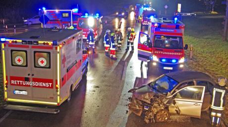 Sechs Menschen wurden bei einem Unfall auf der B 300 bei Ursberg am gestrigen Donnerstagmorgen verletzt. Ein Fahranfänger hatte beim Ausfahren auf die Bundesstraße offenbar ein Richtung Thannhausen fahrendes Auto übersehen. 