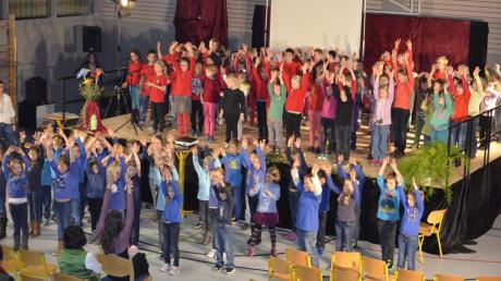 Schüler der Grundschule Deisenhausen unternahmen eine musikalisch-schauspielerische Weltraumreise bei dem Kinderfestival „Cross Opera an der Mindel“.  	