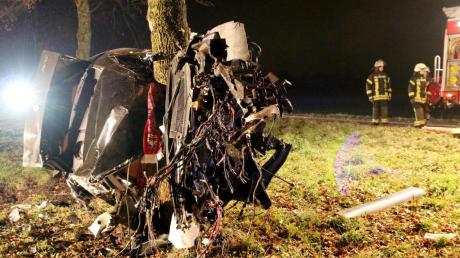 Der Wagen des Angeklagten wickelte sich am 26. November 2014 förmlich um einen Baum an der B16 bei Ichenhausen. 