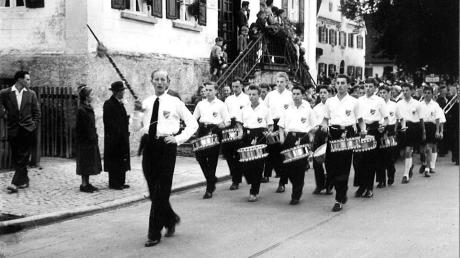 Die Anfänge des Krumbacher Spielmanns- und Fanfarenzuges liegen in den 50er-Jahren. Unser Bild zeigt einen Auftritt 1957 in Krumbach mit Tambourmajor Otto Stoll an der Spitze.