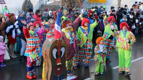 Die Clowngruppe der Ballustika Balzhausen war beim Umzug ein ganz besonderer Farbtupfer.