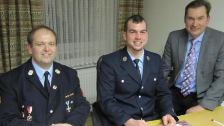 Zufrieden zeigt sich Bürgermeister Hubert Fischer (rechts) mit der neuen Spitze der Krumbacher Feuerwehr: Mathias Vogel (Mitte) ist neuer Kommandant und Christian Seitz sein Stellvertreter.  	