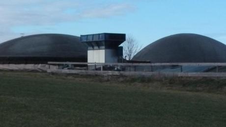 30 private Gebäude könnten die Abwärme einer bestehenden Biogasanlage in Waltenhausen nutzen. Unser Bild zeigt zwei Fermenter der Anlage im Südwesten des Ortes. 