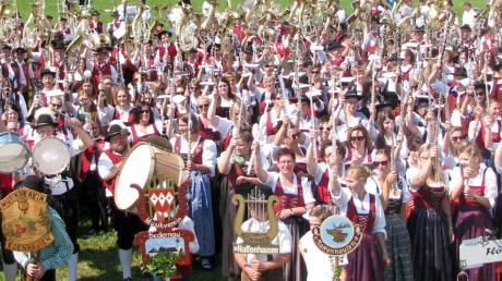 In den Jahrzehnten nach der Gründung nahm die heimische Blasmusik auch zahlenmäßig eine geradezu rasante Entwicklung. Unser Bild zeigt den Gemeinschaftschor beim Bezirksmusikfest in Aletshausen.  	