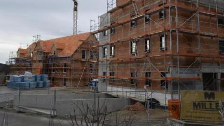 Es geht voran in Ziemetshausens neuer Mitte. Im Gebäude rechts im Bild entstehen Wohnungen und eine Arztpraxis, dahinter baut das Ringeisen-Werk Ursberg eine Außenwohngruppe. 