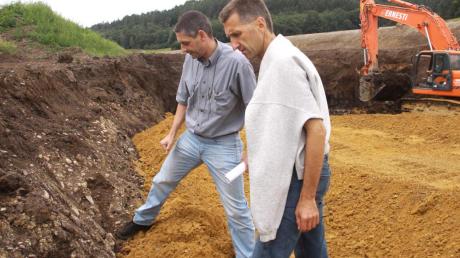 Kreisheimatpfleger Stephan Uano (links) und Heimatforscher Thomas Schieche waren im August 2015 noch davon ausgegangen, dass bei den Bauarbeiten im Bereich Haldenwang Reste einer alten Römerstraße entdeckt wurden.