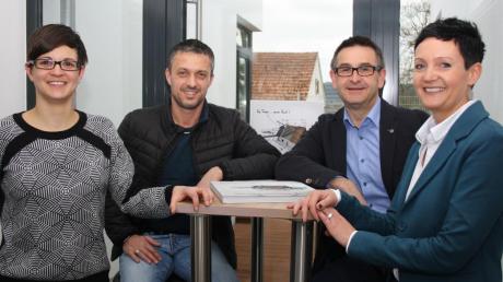 Michael Bornschlegl, Geschäftsführer der Bornschlegl Firmengruppe, setzt mit Andreas Reiter (2. von rechts) und Evi Niesporek (rechts) künftig verstärkt auf die Vermittlung von Immobilien. Neu im Team bei Bornschlegl ist auch die Marina Wiblishauser, die Architektur studiert hat.