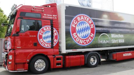 Bei Kögel läuft es rund. Das Unternehmen ist mit Champions unterwegs, wie der Trailer-Aufdruck zeigt, mit dem Bayern-Sponsor MAN unterwegs ist.