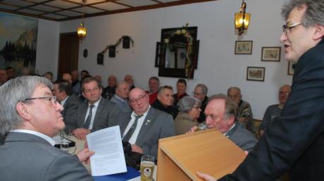 Die Gemeinde wolle keine Traditionen verbieten, sagt Zweiter Bürgermeister Hans Anwander (rechts). Reinhard Strobl (links) und viele Mitglieder des Soldaten-und Kameradschaftsvereins Ettenbeuren hören das mit Skepsis.