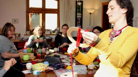 Neun Damen aus ganz Süddeutschland haben sich zum Knopfwickelkurs in Wettenhausen eingefunden. An einem Demoring erklärt Sandra-Janine Müller die einzelnen Arbeitsschritte. 