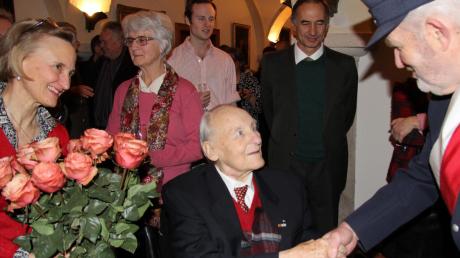 Glückwünsche und Geschenke gab für Baron Georg Freiherr von Freyberg-Eisenberg in Haldenwang anlässlich seines 90. Geburtstags.