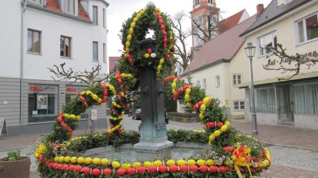 Der Krumbacher Gsundbrunnen dekoriert als Osterbrunnen.