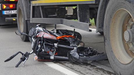 Ein Motorradfahrer ist bei einem Unfall schwer verletzt worden. 