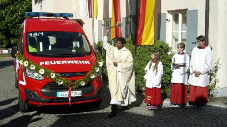 Pater Shijü gab dem neuen Fahrzeug den kirchlichen Segen.