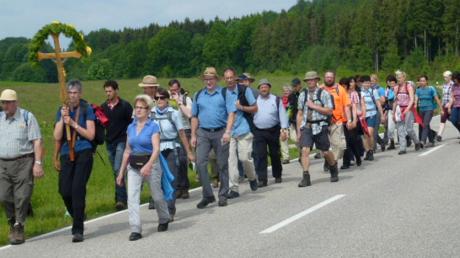 Die Wieswallfahrer aus Balzhausen laufen über 90 Kilometer in zweieinhalb Tagen zur Wieskirche. Unser Bild zeigt sie an ihrem ersten Wallfahrtstag in diesem Jahr. 