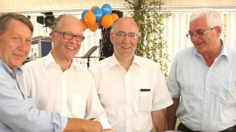 Eine Geburtstagstorte zum 150. Jubiläum: Konzernchef Werner Borgers (2. von links) zusammen mit den Geschäftsführern Norbert Beckenuyte (links) sowie Stephan Funke und Josef Lutz (rechts daneben). 