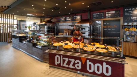 Die Pizzabob-Filiale in Neusäß ist sozusagen das Flaggschiff der Kette, die ihre Heimat in Burgau hat. Belegt und gebacken wird die Ware vor den augen des Kunden.